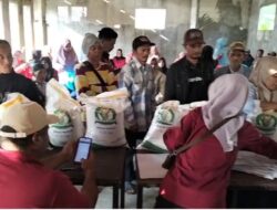 602 KPM di Desa Panyindangan Terima Bansos Beras dari Bapanas