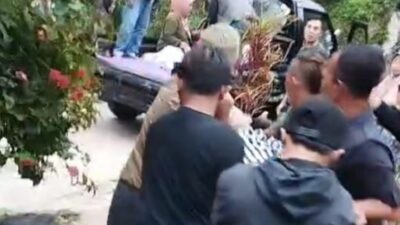 Bertaruh Nyawa di Jalan Rusak, Warga Selagedang Angkut Pasien Sakit Pakai Pikap