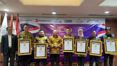 Konvensi Nasional SMSI, Puluhan Tokoh Dianugerahi Sahabat Pers dan Pin Emas