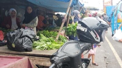 Pasar Tumpah Gekbrong, Dagangan Tumpah, Warga Resah, Oknum Santai