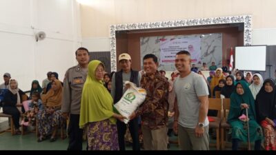 Kades Ciherang Jadi “Satpam Beras” Sehari