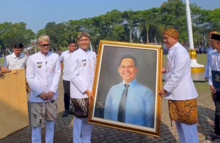 Lukisan Warga Binaan Jadi Kado Unik untuk Bupati dan Wakil Cianjur pada HUT RI