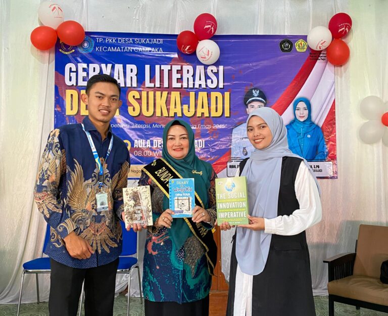 Gebyar Literasi, Mahasiswa KKN STAI Al-Azhary Hibahkan Buku untuk Warga Sukajadi