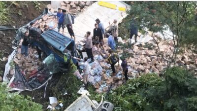 Truk Terjun ke Jurang di Jalur Puncak- Ciloto, Sopir Selamat