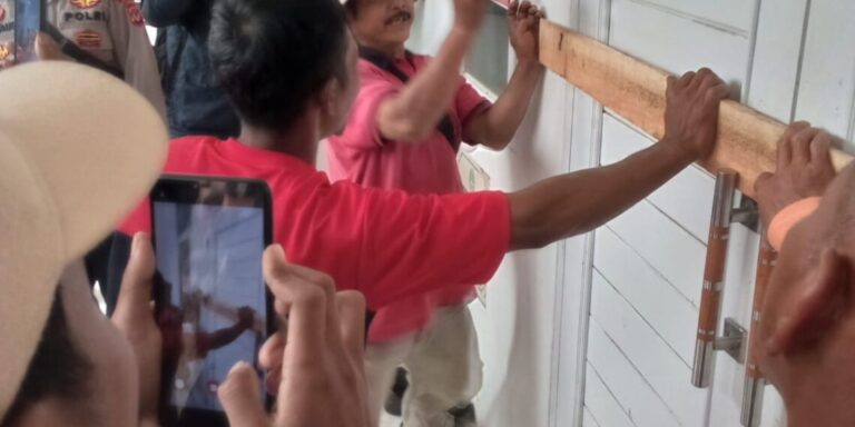 Kantor Desa Digembok Warga, Tokoh Masyarakat: Ini Kantor Pelayanan Publik, Bukan Warung.