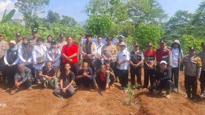 Kapolsek Cianjur Kota dan Kyai Ramai-Ramai Tanam Jagung Hibrida di Lahan Ponpes Bina Akhlak