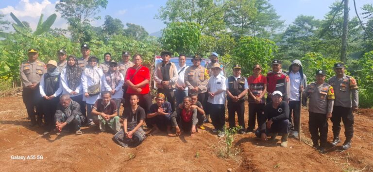 Kapolsek Cianjur Kota dan Kyai Ramai-Ramai Tanam Jagung Hibrida di Lahan Ponpes Bina Akhlak