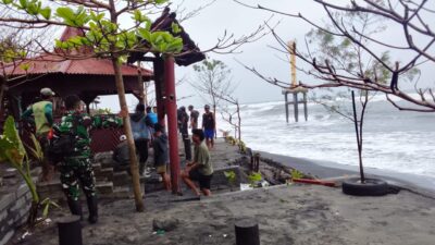 Gelombang Tinggi ‘Hantam’ Gazebo dan Fondasi Penahan Ombak di Pantai Apra