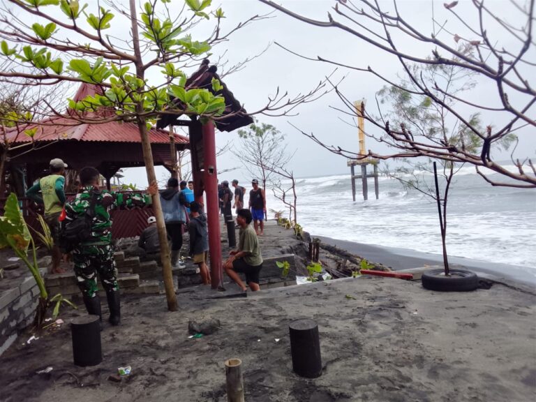 Gelombang Tinggi ‘Hantam’ Gazebo dan Fondasi Penahan Ombak di Pantai Apra