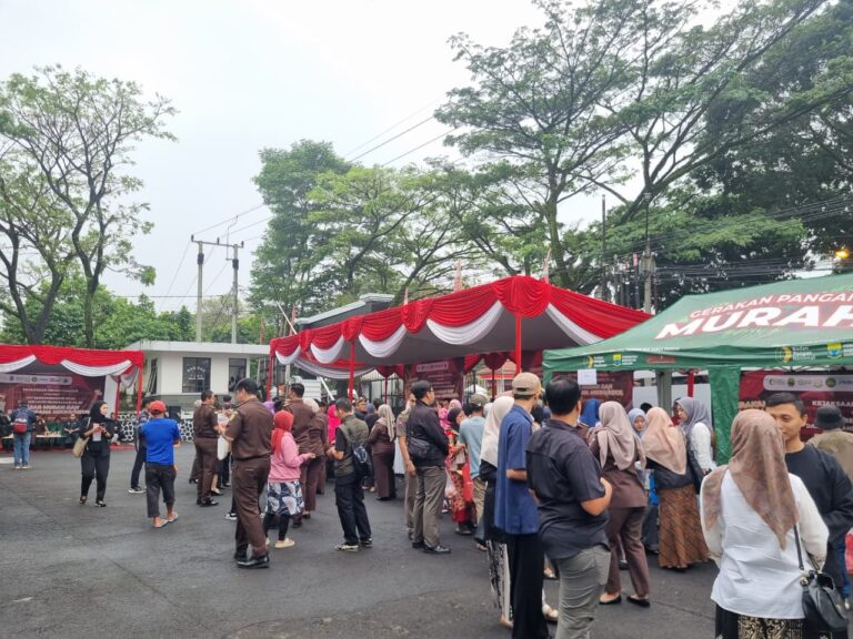 Kejari Cianjur Gelar Pasar Murah, Inflasi Diajak Turun, Warga Pulang Bawa Senyum Bahagia.