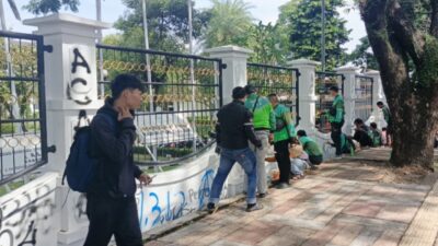 Paska Aksi Demo, Ojol Bersihkan Coretan Vandalisme di Gedung DPRD Cianjur