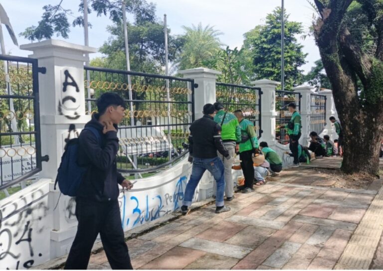 Paska Aksi Demo, Ojol Bersihkan Coretan Vandalisme di Gedung DPRD Cianjur