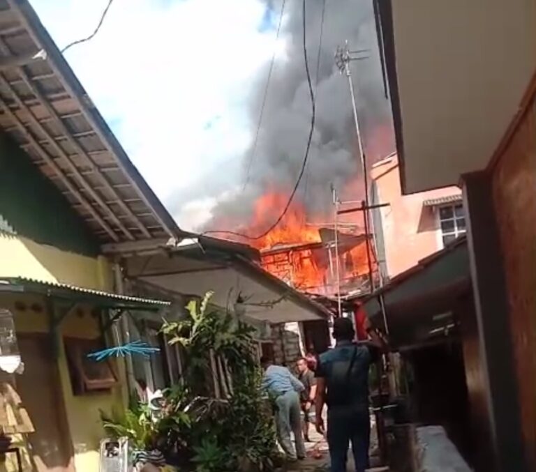 Si Jago Merah Ngamuk di Pacet, Enam Rumah Gosong, Puluhan Jiwa Ngungsi