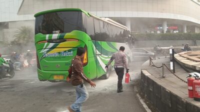 Bus Karunia Bhakti Terbakar di Tengah Jalan, Petugas dan Warga Berjibaku Padamkan Api