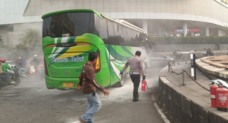 Bus Karunia Bhakti Terbakar di Tengah Jalan, Petugas dan Warga Berjibaku Padamkan Api