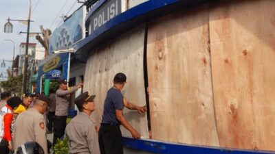 Pulihkan Fasilitas Publik, Polsek Cianjur Kota Gotong Royong Perbaiki Pos Polisi 9C yang Dirusak Massa