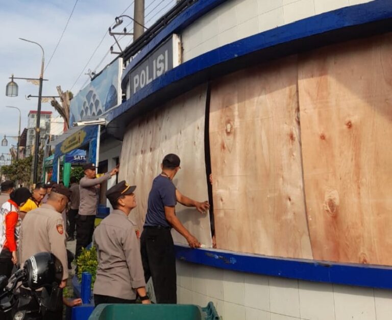 Pulihkan Fasilitas Publik, Polsek Cianjur Kota Gotong Royong Perbaiki Pos Polisi 9C yang Dirusak Massa