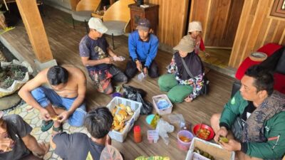 Bi Siti, Penjual Gorengan yang Menyimpan Banyak Hikmah