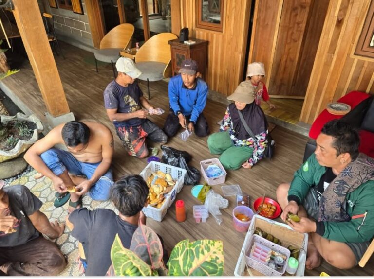 Bi Siti, Penjual Gorengan yang Menyimpan Banyak Hikmah