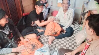 Bagong Mogok Ulurkan Bantuan, Senyum Haru Keluarga Kurang Mampu di Solokpandan