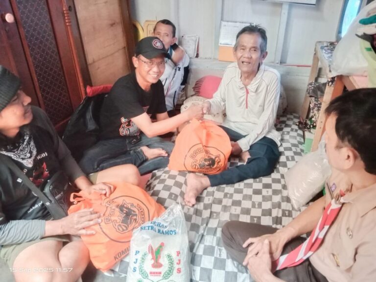 Bagong Mogok Ulurkan Bantuan, Senyum Haru Keluarga Kurang Mampu di Solokpandan