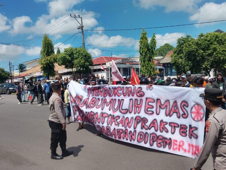 Spanduk dan Sorak Massa Warnai Aksi FKPP di Depan DPRD Prabumulih