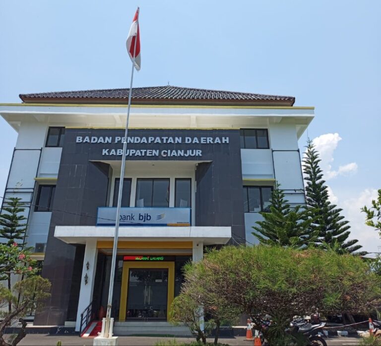 Ngaku Pernah Jadi Ajudan Bupati, Pejabat Bapenda Cianjur Ngoceh Saat Ditanya Wartawan.