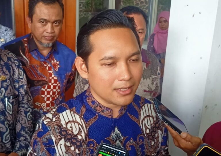 Bupati Cianjur Renovasi Rumah Tak Layak Huni Milik Pak Ajat.