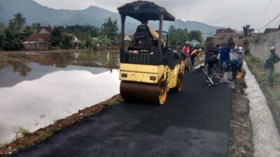 Pemdes Sukataris Genjot Pembangunan Jalan Hotmix, Perkuat Akses Ekonomi Warga