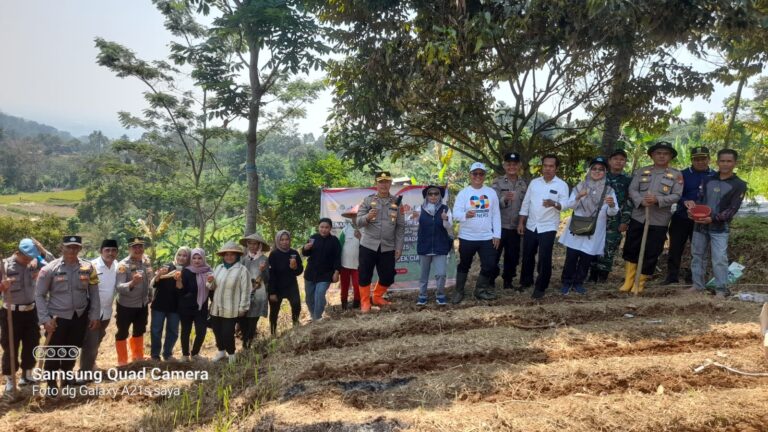 Dukung Swasembada Pangan, Polsek Cianjur Kota Tanam Jagung di Kampung Serpong.
