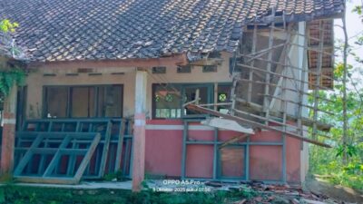 Belajar di Ruang Sekat, Semangat Siswa SDN Karyamukti Tak Pernah Luntur