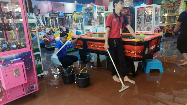 Hujan Deras Guyur Kota Cianjur, Area Fun City Cianjur Digenangi Air