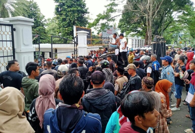 Ratusan Pedagang Pasar Induk Cianjur Geruduk DPRD, Tuntut Janji Pemerintah Hidupkan Pasar