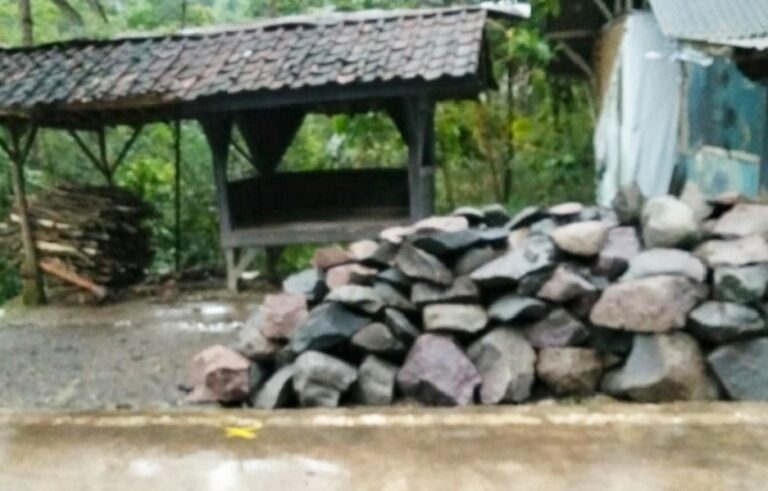 Warga Minta Aparat Tertibkan Tambang Batu Ilegal di Cibadak Parigi