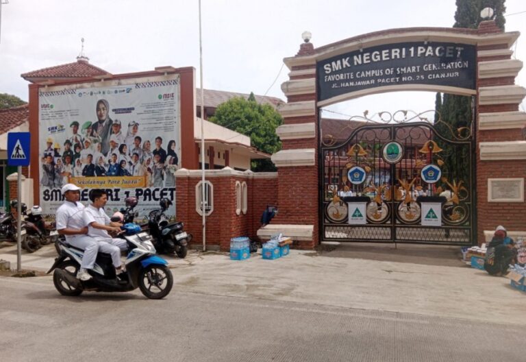 Kacadin dan Wakasek SMKN 1 Pacet “Kunci Pintu” dari Wartawan, Pelantikan PPPK Mendadak Jadi Acara Rahasia Negara