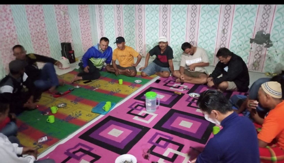 Warga saat menggelar pertemuan (ist)