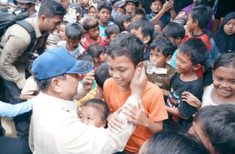 Presiden Prabowo Tinjau Korban Banjir Aceh Tamiang, Janji Kawal Pemulihan Hingga Anak Kembali Bersekolah
