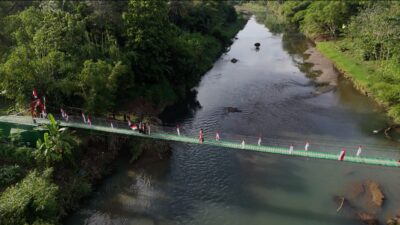 Jembatan Harapan di Mandala Kasih: Dari Deras Arus Sungai ke Langkah Aman Anak Sekolah