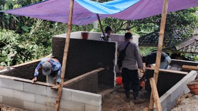 Di Balik Seragam Cokelat, Ada Kepedulian, Rumah Baru untuk Nenek Encih