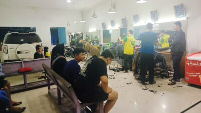 Pangkas Rambut Nebeng Diserbu, Warga Cianjur Rela Antre Demi Tampil “Kinclong” Saat Lebaran