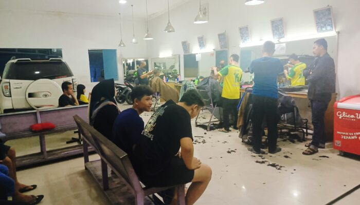 Pangkas Rambut Nebeng Diserbu, Warga Cianjur Rela Antre Demi Tampil “Kinclong” Saat Lebaran