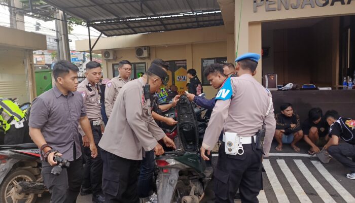 Knalpot Brong, Tanpa Helm, Bawa Obat Terlarang: Dua Pemuda Terjaring Razia Depan Mapolres Cianjur