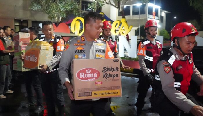 Polres Cianjur Kerahkan Personel, Salurkan Bantuan ke Korban Banjir Mande
