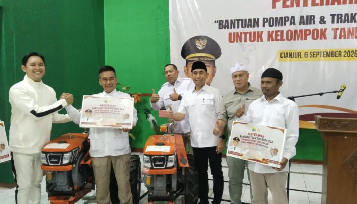15 Traktor dan 28 Pompa Air dari Gerindra Diserahkan ke Poktan Cianjur