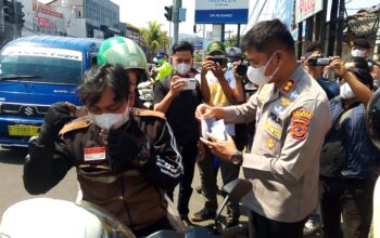 Cianjur Diselimuti Abu Vulkanik, Polres Bagikan 2.000 Masker untuk Warga