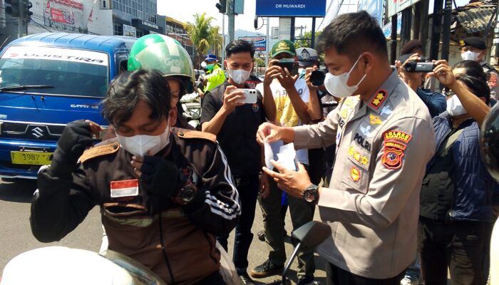 Cianjur Diselimuti Abu Vulkanik, Polres Bagikan 2.000 Masker untuk Warga