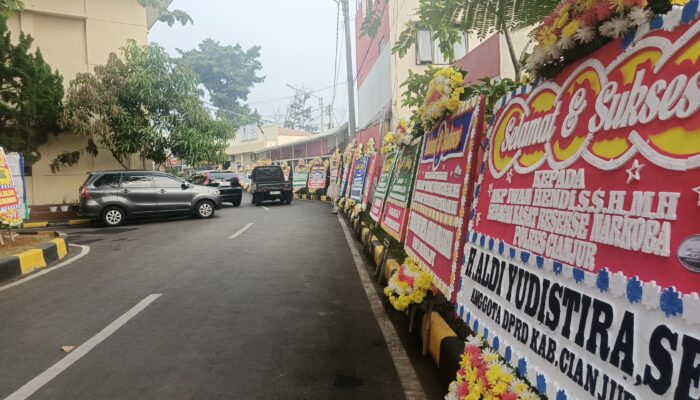 Papan Bunga Ucapan Selamat Penuhi Mapolres Cianjur