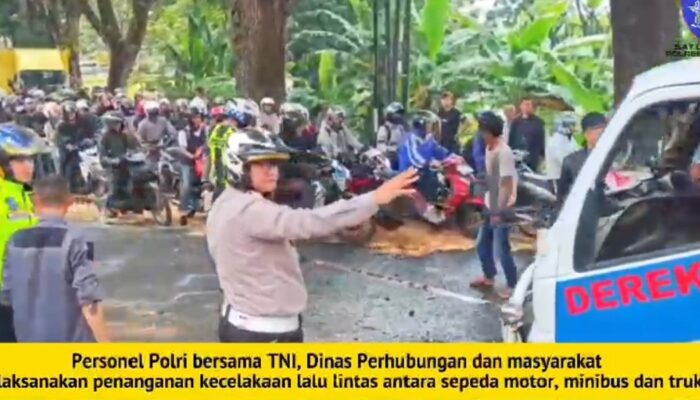 Tabrakan Truk dan APV di Jalur Puncak-Cianjur, Solar Tumpah ke Jalan