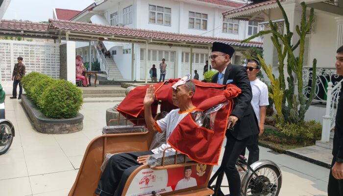 Prabowo Salurkan 120 Becak Listrik untuk Pengemudi Becak di Cianjur